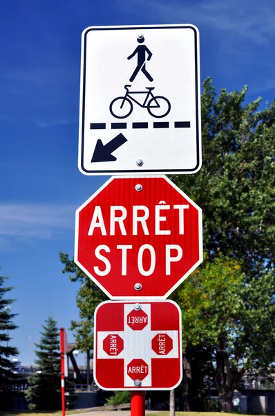 Stopp och crossing skyltar — Stockfoto