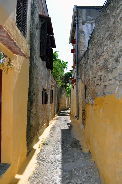 Calle estrecha en Rodas medievales . —  Fotos de Stock