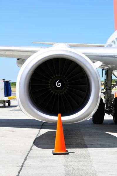Transporte aéreo: Detalle del motor Jet . — Foto de Stock