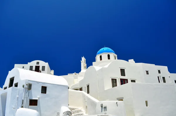 Cappella e case bianche nell'Isola di Santorini — Foto Stock