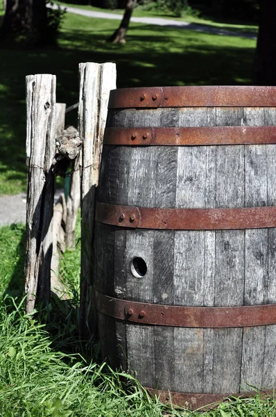 Viejo barril oxidado — Foto de Stock