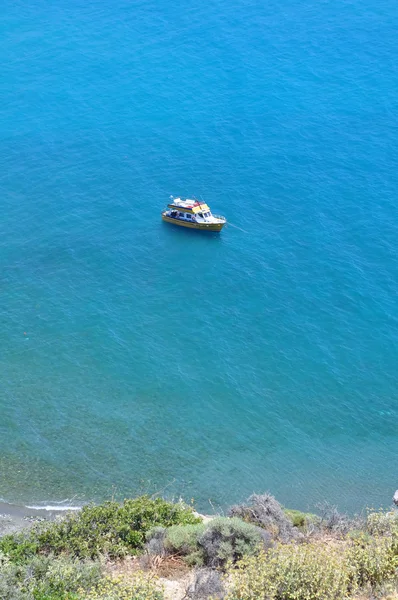 Barco en el mar Mediterráneo — Foto de Stock