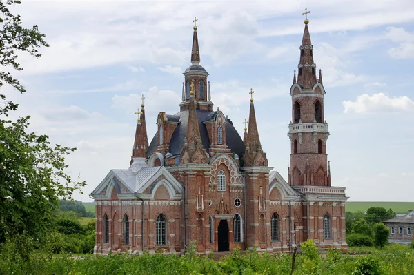 Unusual church in simple Russian village — Stock Photo, Image