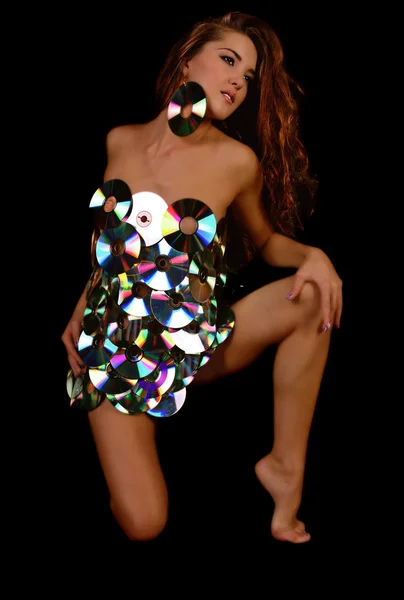 Vacker flicka i en klänning från diskar — Stockfoto