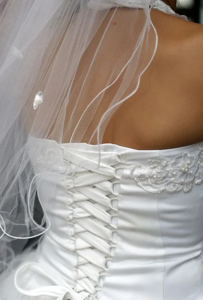 Sposa con bel vestito bianco — Foto Stock