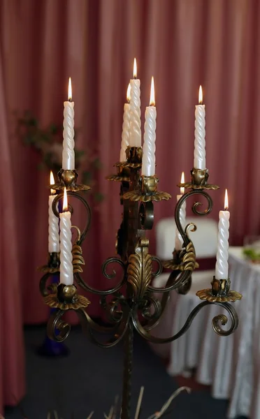 Candele in antico candeliere marrone — Foto Stock