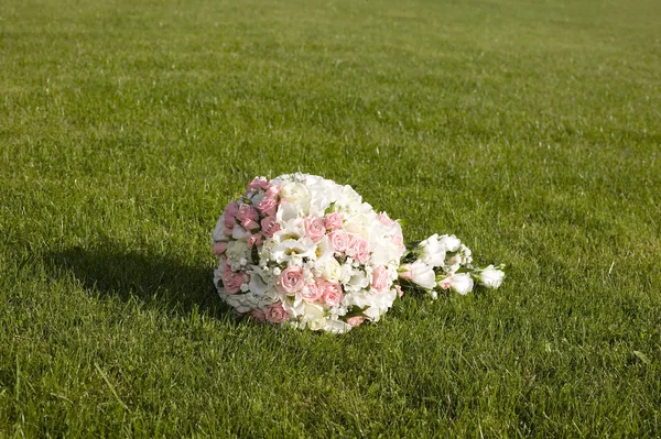 Свадебный букет на траве — стоковое фото