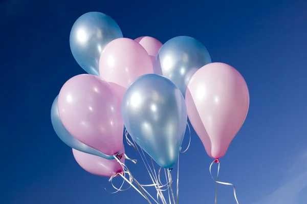 Barevné balónky a modrá obloha — Stock fotografie