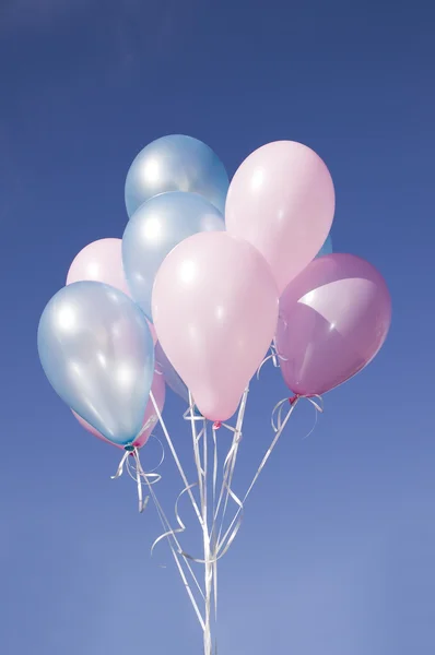 Πολύχρωμα μπαλόνια και το γαλάζιο του ουρανού — Φωτογραφία Αρχείου