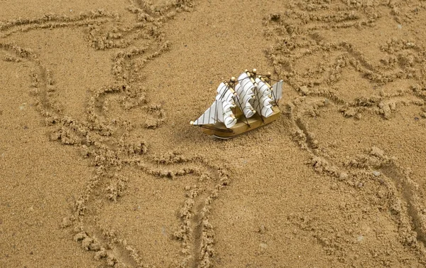 Судно на песке с глобальным контуром карты — стоковое фото