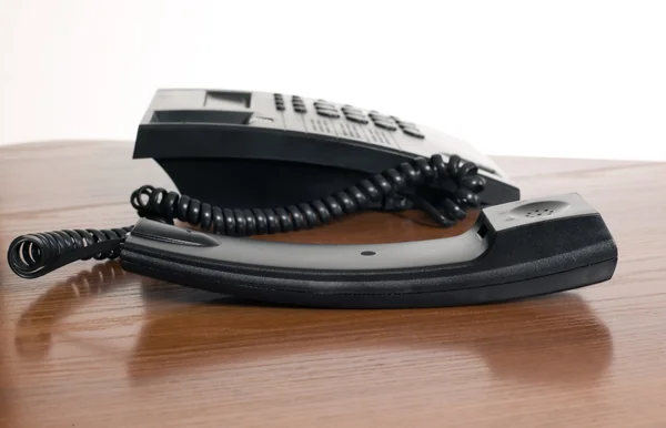 白い背景の黒い電話 — ストック写真