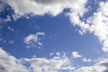 Bulutlu mavi gökyüzü