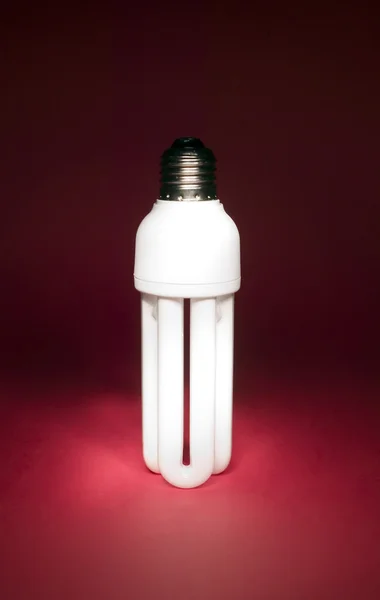 Elektrisk lampa på röd bakgrund — Stockfoto