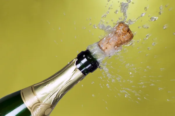 Exploze zelené láhev šampaňského Cork — Stock fotografie