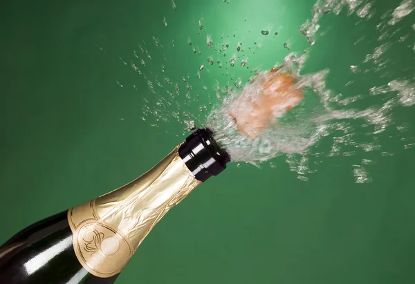 Esplosione di tappo bottiglia di champagne verde — Foto Stock
