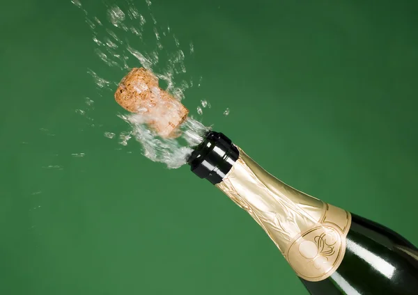Patlama yeşil şampanya şişesi Cork — Stok fotoğraf