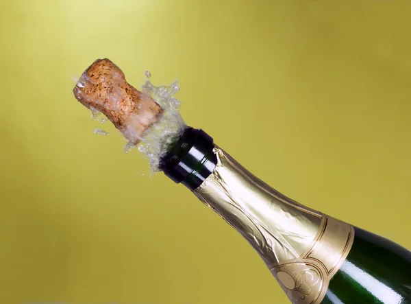 Explosión de corcho de botella de champán verde —  Fotos de Stock