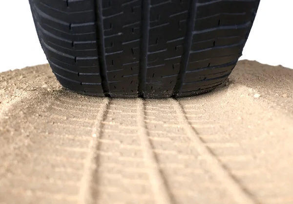Черные шины и дорожки на песке — стоковое фото