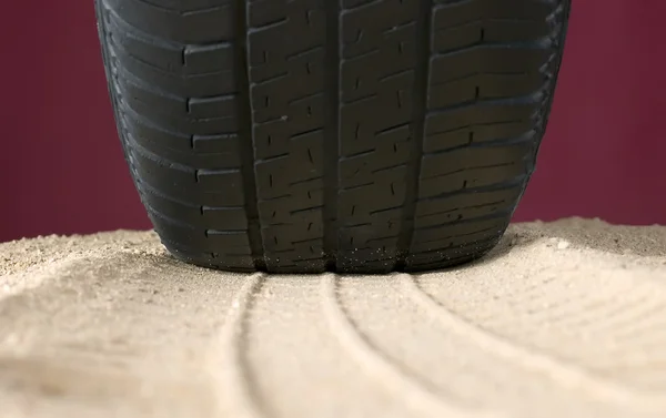 Černá pneumatika a stopy v písku — Stock fotografie