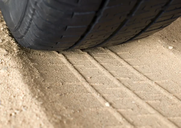 Neumático negro y pista sobre arena —  Fotos de Stock