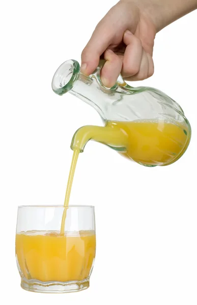 El hombre está vertiendo jugo de naranja — Foto de Stock