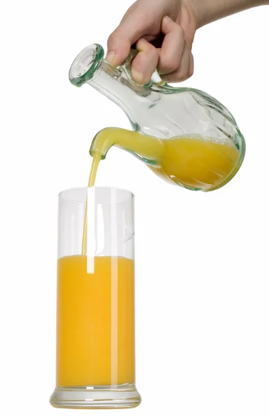 Человек наливает апельсиновый сок — стоковое фото