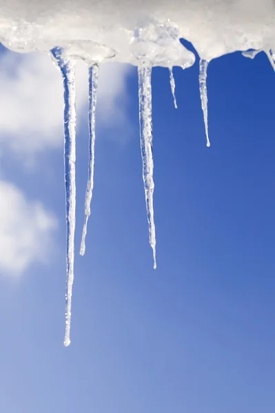 Moldura de gelo no fundo do céu nublado — Fotografia de Stock