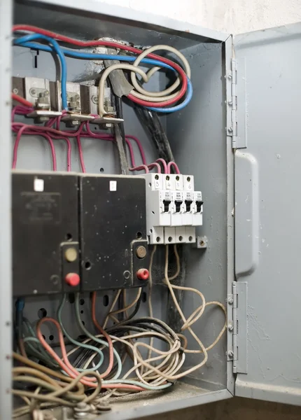 Elektrisk panel med ulike ledninger – stockfoto