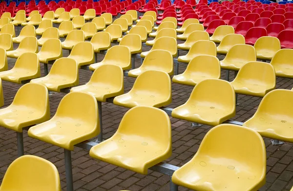 Cadeiras em cores vermelhas e amarelas — Fotografia de Stock