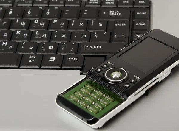 Svart tangentbord och mobiltelefon — Stockfoto