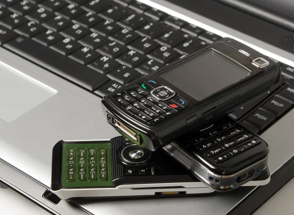 Czarna klawiatura i telefon komórkowy — Zdjęcie stockowe