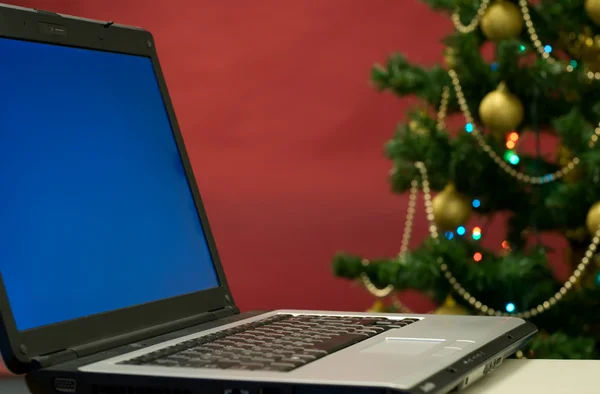 Laptop e árvore de Natal — Fotografia de Stock