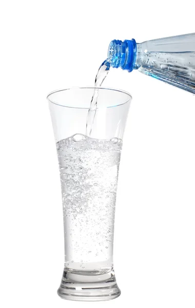 Mineralwasser und winken zum Glas — Stockfoto
