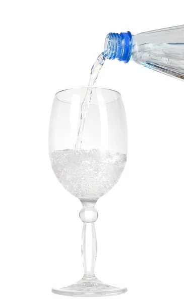 Mineralwasser und winken zum Glas — Stockfoto