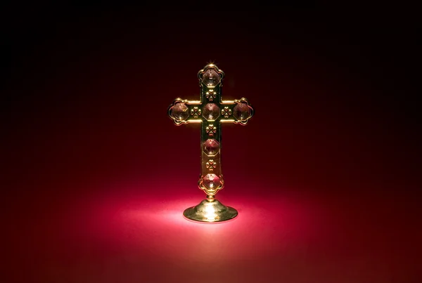 Хрест на червоному тлі — стокове фото