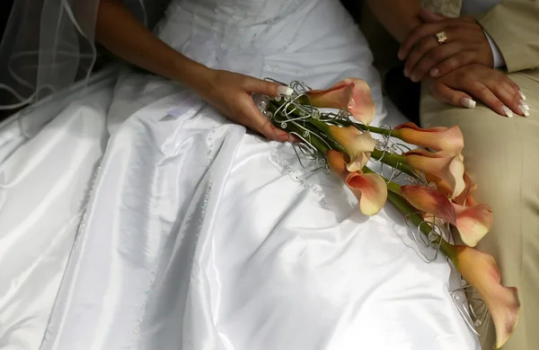 Vőlegény menyasszony gazdaság virágok — Stock Fotó