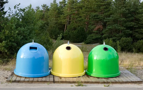 다채로운 dustbins — 스톡 사진