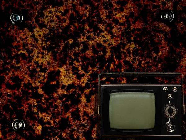 Старий телевізор з гранжевим фоном — стокове фото
