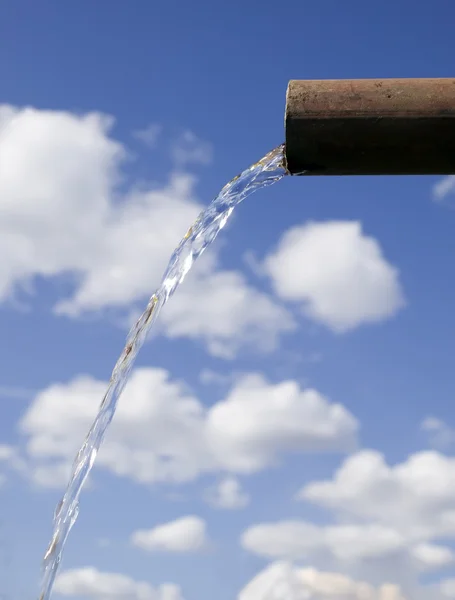 Wasser fällt aus Leitung — Stockfoto