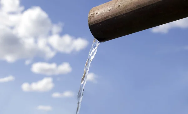 Wasser fällt aus Leitung — Stockfoto