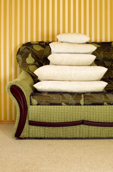 Viele Kissen auf der grünen Couch — Stockfoto