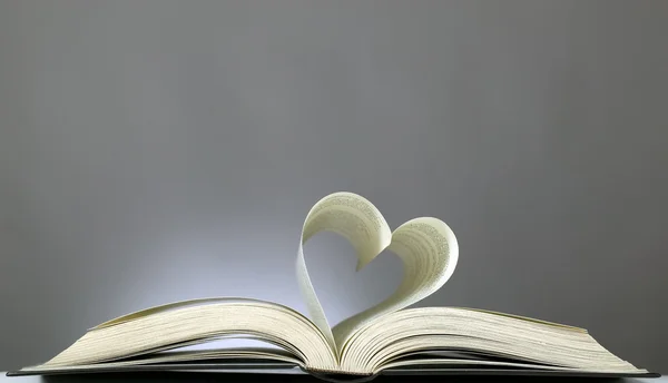 Livre ouvert et forme de coeur — Photo