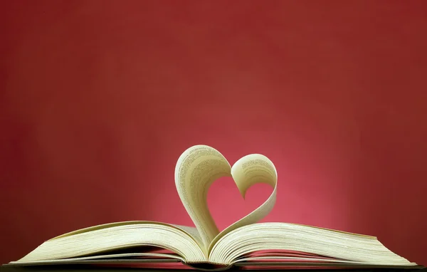 Otworzył książkę i kształt serca — Zdjęcie stockowe