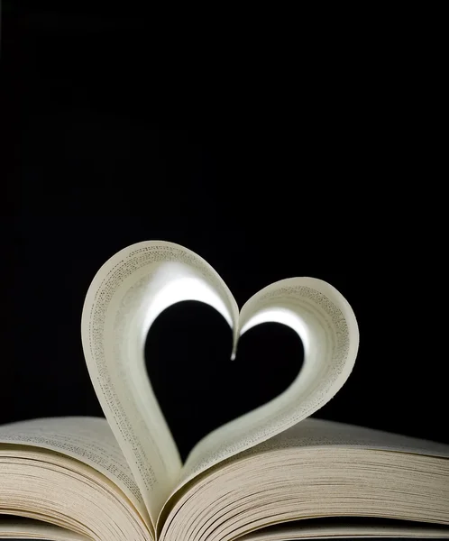 Libro aperto e forma di cuore — Foto Stock