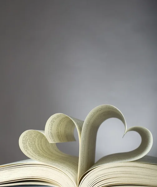 Libro abierto y forma de corazón —  Fotos de Stock