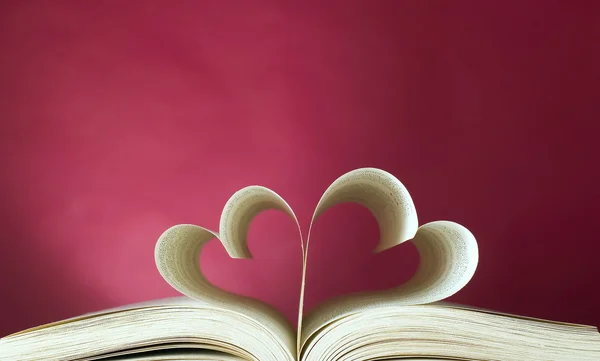 열린된 책 및 심장 모양 — 스톡 사진