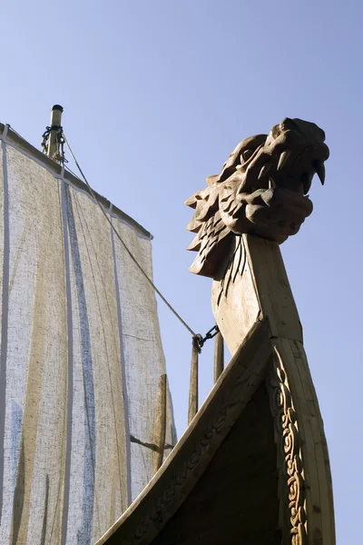 Стародавній корабель з фігурою дракона — стокове фото