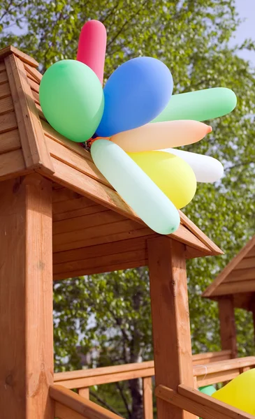 Molti palloncini su casa estiva di legno — Foto Stock