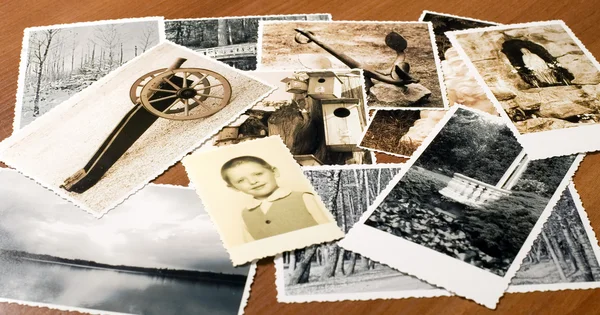 Εικόνες με διακοσμημένη άκρες στο τραπέζι — Φωτογραφία Αρχείου