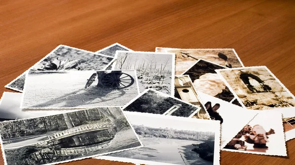 Фотографии с орнаментированными краями на столе — стоковое фото